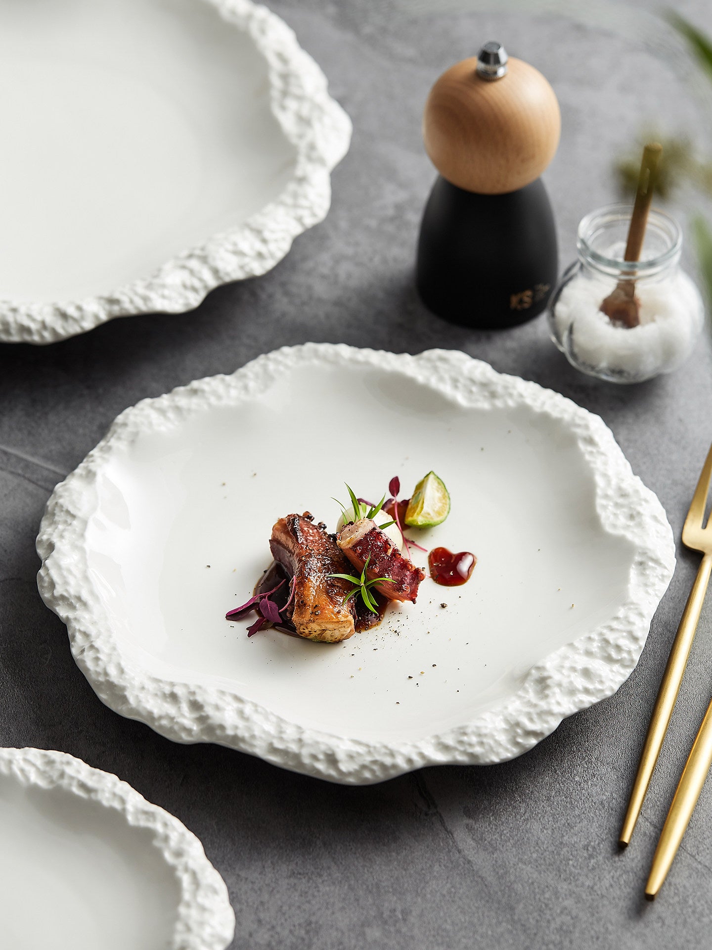 Irregular Stone Textured Ruffled Ceramic Plate | 3CARATS