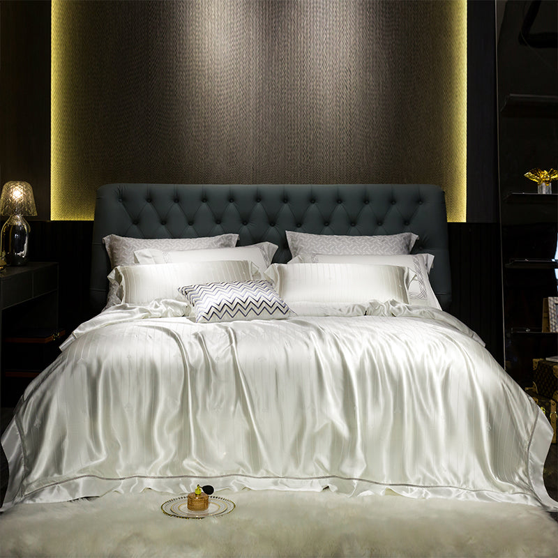 Luxury Pedra Gold 28 Momme 100% Mulberry Silk Jacquard Bedding Set | 3CARATS