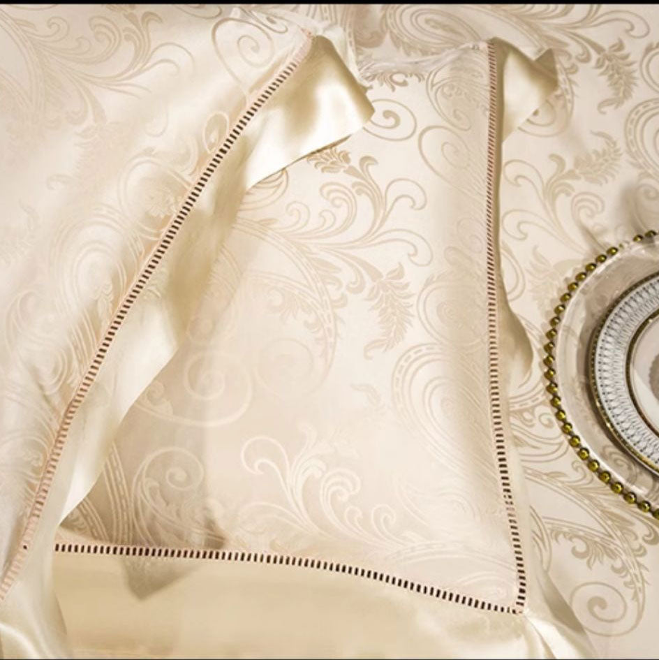 Luxury Pedra Gold 28 Momme 100% Mulberry Silk Jacquard Bedding Set | 3CARATS